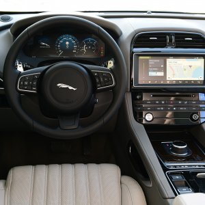 2017-Jaguar-F-Pace10.jpg