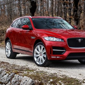 2017-Jaguar-F-Pace-20d-front-side-view-parked2.jpg