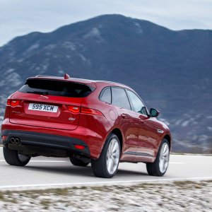 2017-Jaguar-F-Pace-20d-rear-side-motion-view2.jpg