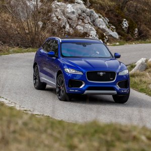 2017-Jaguar-F-Pace-First-Edition-around-corner.jpg