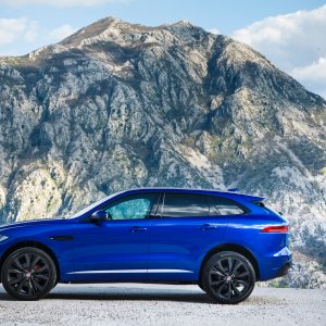 2017-Jaguar-F-Pace-First-Edition-side-view.jpg