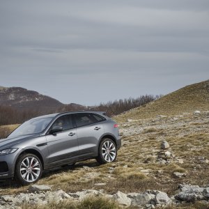 2017-Jaguar-F-Pace-First-Edition-front-three-quarter.jpg